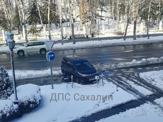 Женщину наказали за неправильную парковку в Южно-Сахалинске