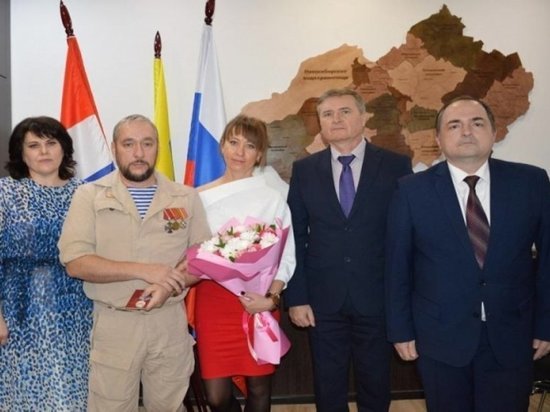 Принимавшему участие в СВО жителю Новосибирской области вручили медаль «За отвагу»