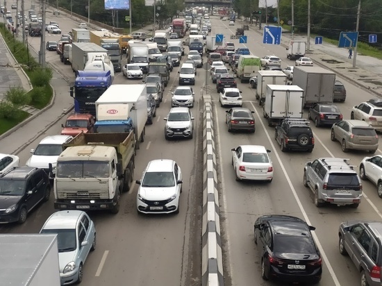 Пробки в 7 баллов сковали Новосибирск утром 15 ноября