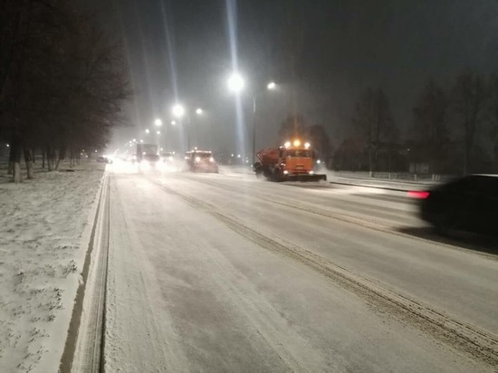 Последствия снегопада ночью устраняли дорожники в Набережных Челнах