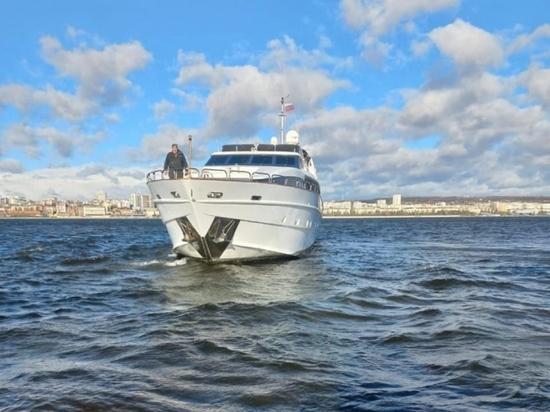 Напротив Саратова на мель село судно