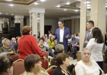 Жители Журавлевки, временно отселенные в белгородские гостиницы, во время прямого эфира «10 вопросов губернатору» назвали себя бомжами и попросили ускорить решение вопроса с жильем