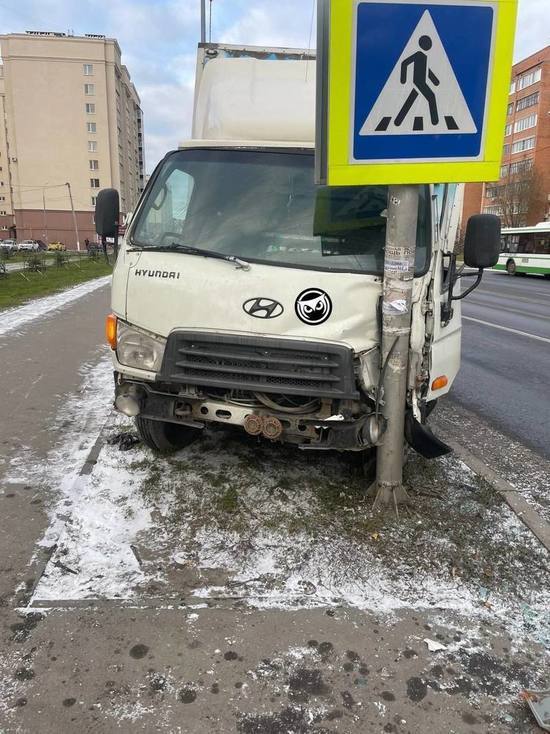 В Пензе грузовик обнял столб на ГПЗ