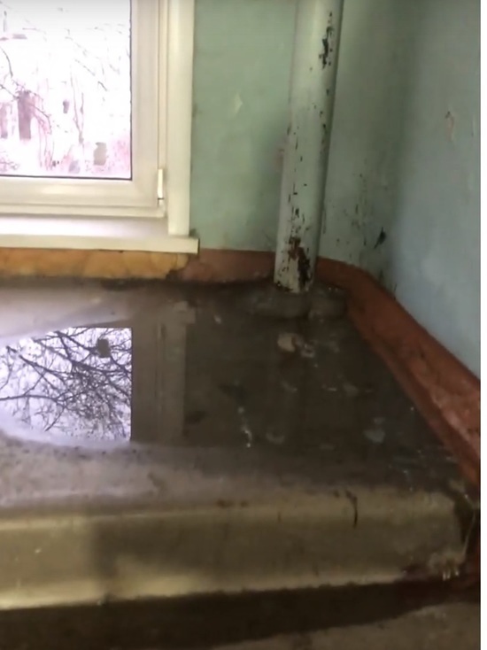 Жители одного из многоквартирных домов Кемерова пожаловались на протекающую крышу