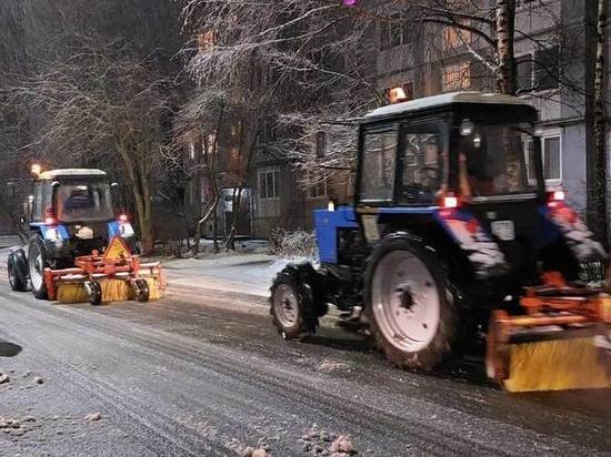 Почти 300 спецмашин будут чистить дороги Ленобласти от снега