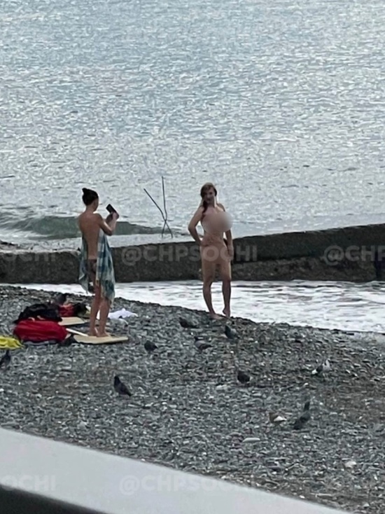 На пляже в Сочи заметили обнажённую женщину, устроившую фотосессию