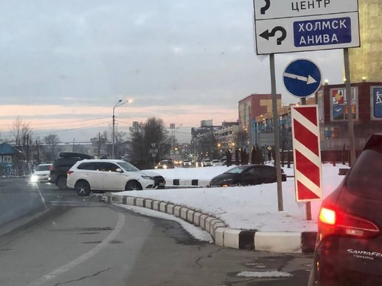 Водитель Mitsubishi Outlander протаранил нарушителя на кольце в Южно-Сахалинске