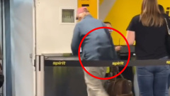 Хитрый пассажир нашел способ протащить бесплатную кладь в самолет: видео