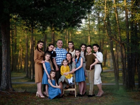 Путешествуют, увлекаются музыкой и фото: подробности о семье воспитателя из Надыма — одной из первых «Матерей-героинь» в РФ