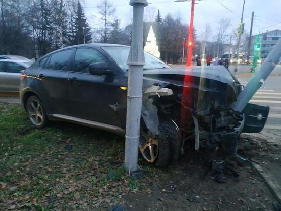 Водитель «БМВ» сбил светофор на улице Прокатова в Вологде