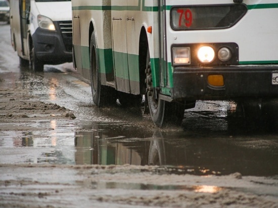 В Новосибирске водители автобуса и «Лады» не поделили дорогу и устроили драку