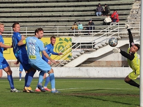 Футбол в Крыму: на "серебро" и "бронзу" претендуют четыре команды