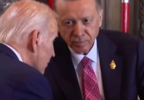 Президент США Джо Байден в ходе встречи с турецким лидером Реджепом Эрдоганом лично выразил соболезнования в связи с терактом, который произошел в Стамбуле