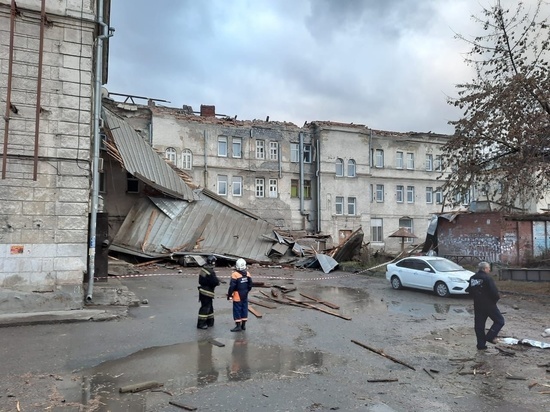 Жительница пострадавшего от урагана общежития в Новосибирске пожаловалась на протечку потолка