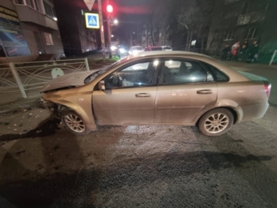 В Тамбове на перекрестке столкнулись две легковушки: есть пострадавший