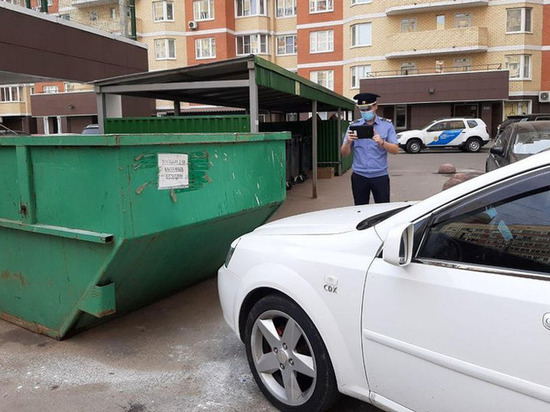 В Ленобласти штрафами накажут водителей, оставляющих автомобили на пути мусоровозов