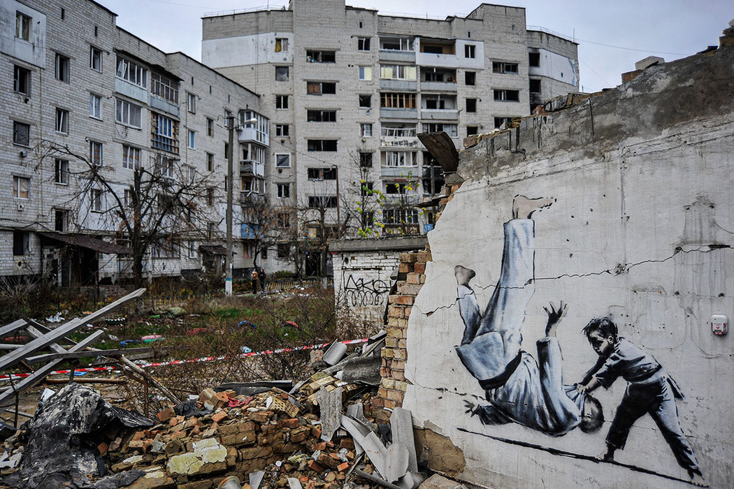 В разных городах Украины появились странные граффити Бэнкси: фотографии уличной сатиры