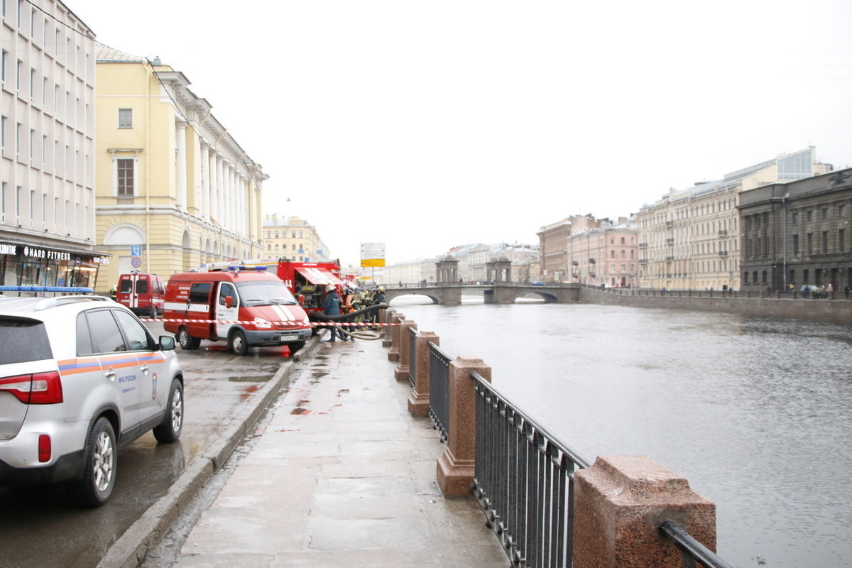 Спб 15 ноября. Петербург Фонтанка. Мужчина в Фонтанке. Обуховский мост Фонтанка. Мосты Фонтанка пасмурно.