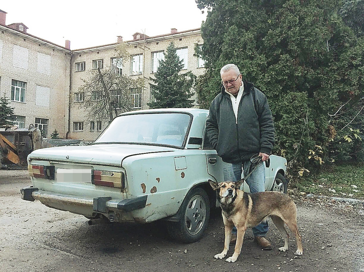 Беженца из Харькова спасли вместе с собакой; жил в машине