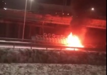 В Подмосковье, на Центральной кольцевой автомобильной дороге (ЦКАД), фура врезалась в ограждение, вылетела на обочину и загорелась