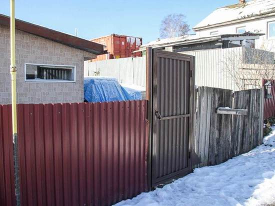 Жене мобилизованного жителя Сахалина починили калитку