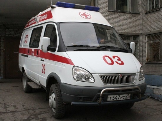 Женщина с ребенком попала под колеса автомобиля в Барнауле