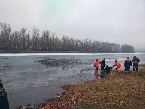 Два рыбака провалились под лед в Красноярском крае