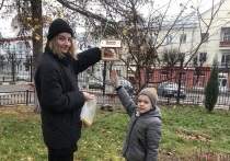 Ученики школы № 1 городского округа Серпухов стали первыми, кто в этом году развесил кормушки для птиц