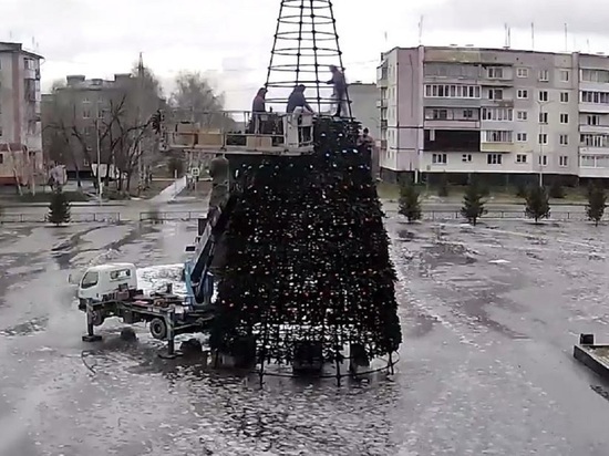 Новогоднюю ель установили в центре кузбасского города