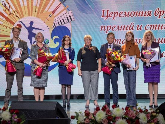 Церемония вручения премий и стипендий талантливым детям и молодежи прошла в Южно-Сахалинске