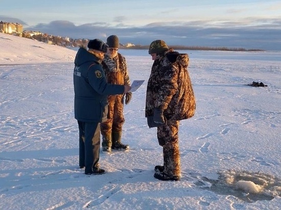 В Салехарде отважных рыбаков призвали прервать опасный досуг на тонком льду