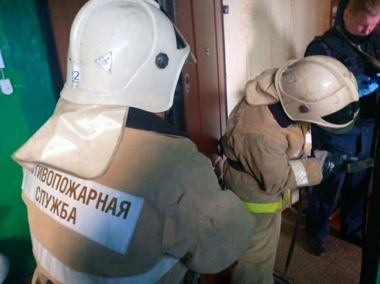 В Курской области сотрудники МЧС вызволили из запертой квартиры потерявшую сознание женщину