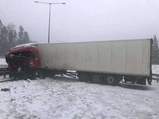 Смертельная авария на М-11 в Тверской области: фура влетела в отбойник