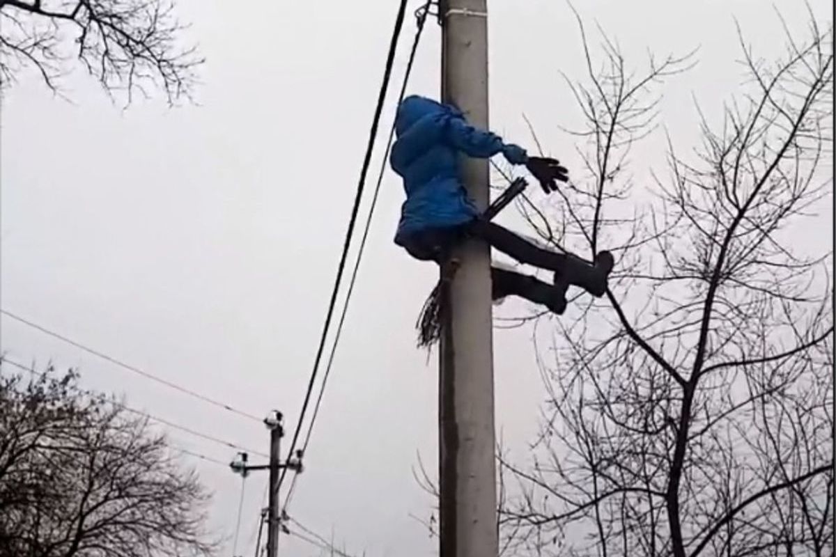 Врезавшаяся в столб ведьма напугала жителей Новокузнецка - МК Кузбасс