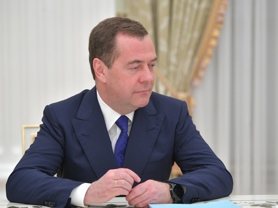 Медведев заявил об угрозе мировой войны из-за инцидента в Польше