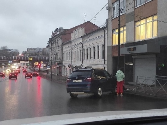 В Курске на улице Дзержинского автомобиль протаранил металлическое ограждение