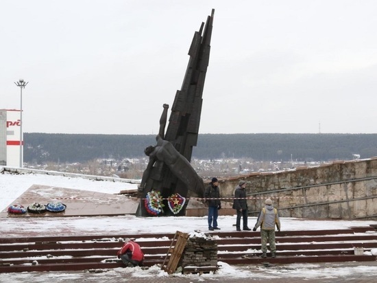 Начались реставрация и усовершенствование мемориала воинам-кузбассовцам в Кемерове