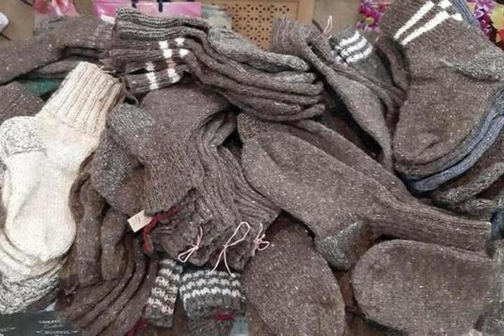 Жительницы костромской Чухломы вяжут теплые носки для солдат на Донбассе