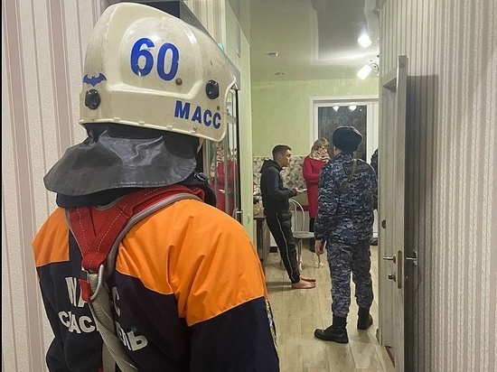 В Новосибирске спасатели сняли мужчину с окна на шестом этаже