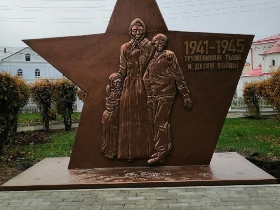 Жителей костромского Галича недавно установленный в городе памятник труженникам тыла совсем не обрадовал
