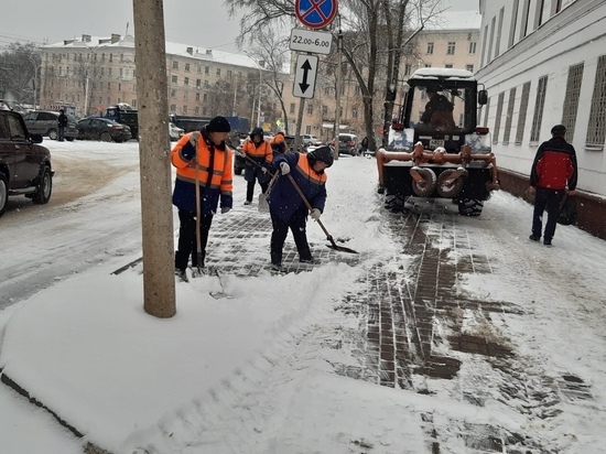 В Тамбове городские службы борются с последствиями первого снегопада