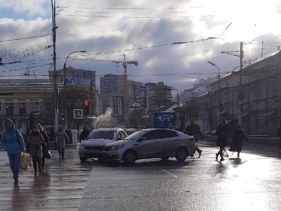 На перекрёстке на площади Ленина в Рязани столкнулись два автомобиля