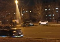 Две версии причины ДТП, в котором вечером 16 ноября на проспекте Жукова в Чите погибла водитель Toyota Vitz и пострадал ее несовершеннолетний пассажир, озвучили «АиФ-Забайкалье» очевидцы аварии