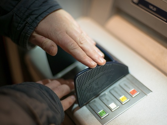 Новгородские полицейские задержали мужчину, ограбившего банкомат