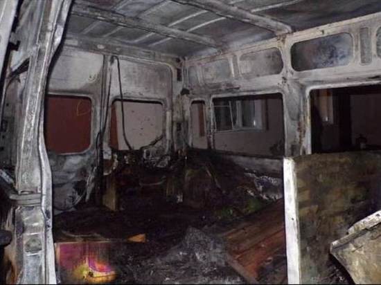 В Липецке во время пожара полностью сгорел грузовой Форд Транзит
