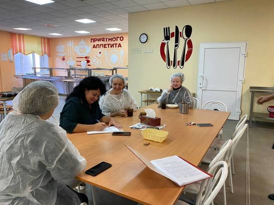 Качество питания проверяют в школах Владивостока