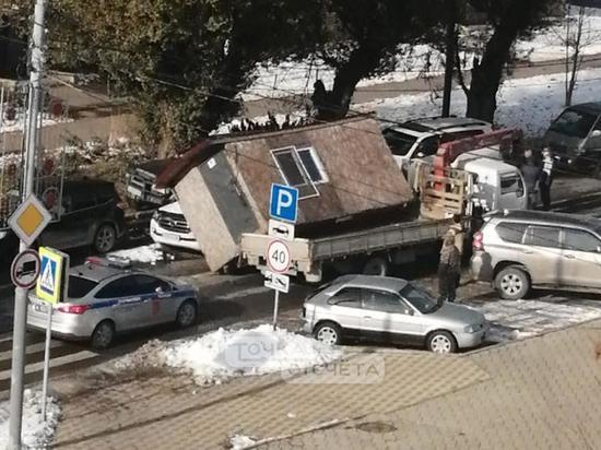 Бытовка придавила автомобиль Toyota Land Cruiser в Южно-Сахалинске