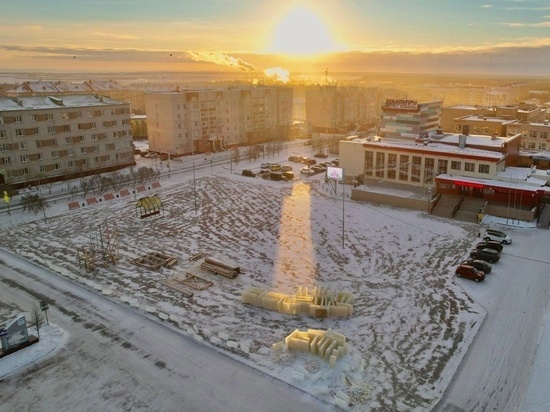 В Лабытнанги начали строить ледовый городок с горками и лабиринтами