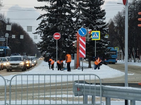 На улицах Кемерова продолжается уборка после ночного снегопада