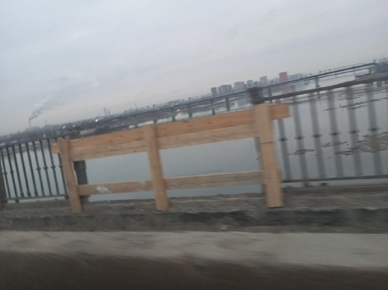 Новосибирцев шокировали разбитые ограждения на Октябрьском мосту
